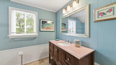Pete's Peaks – Common Bath for 1st Floor