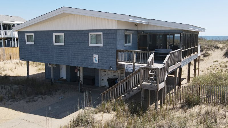 Crabby Pelican – Exterior