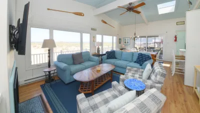 Crabby Pelican – Living Room