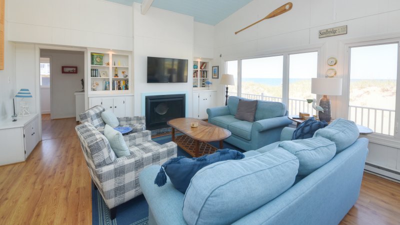 Crabby Pelican – Living Room