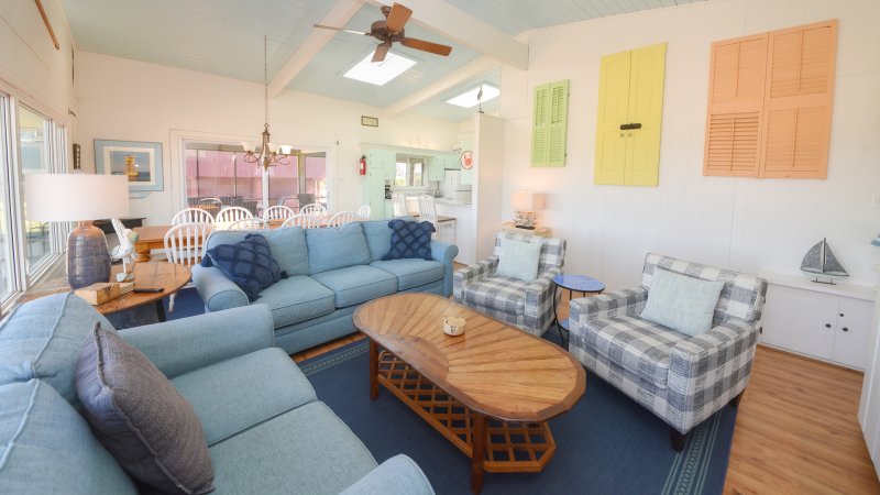 Crabby Pelican – Living Room