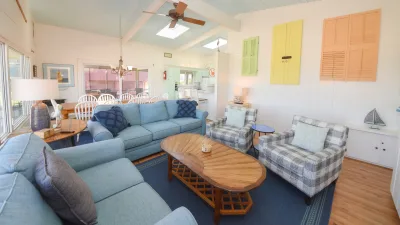 Crabby Pelican – Living Room