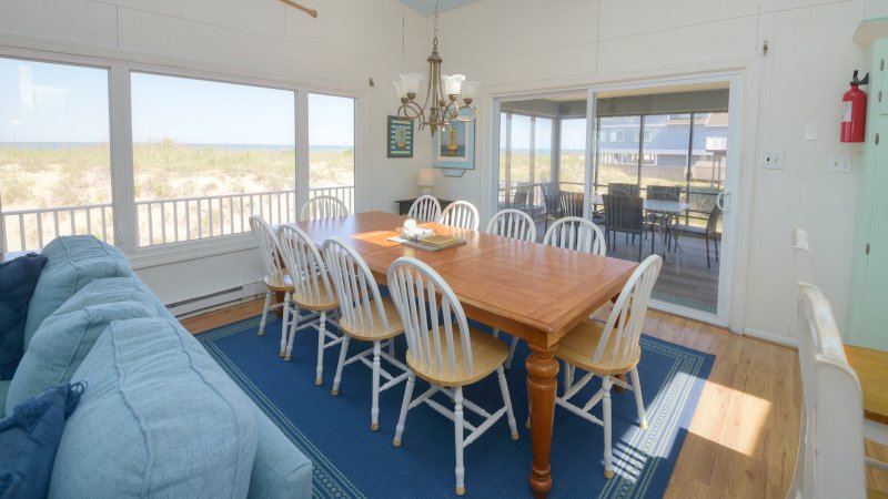 Crabby Pelican – Dining