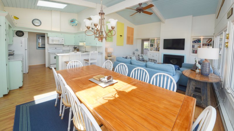 Crabby Pelican – Dining