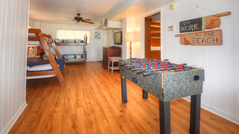 Crabby Pelican – Foosball