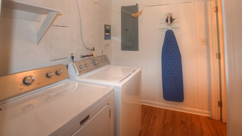 Crabby Pelican – Laundry Room