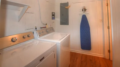 Crabby Pelican – Laundry Room
