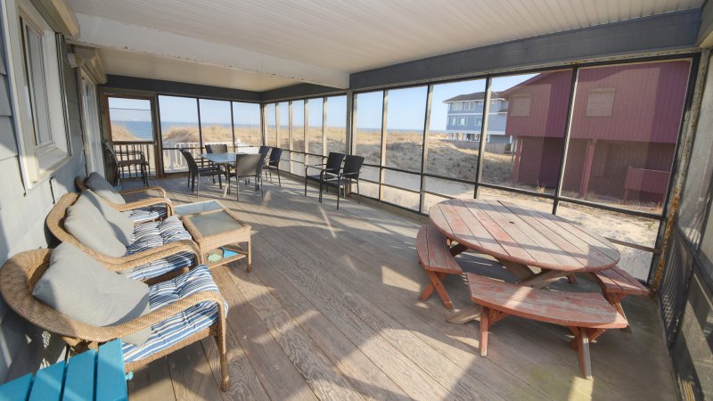 Crabby Pelican – Screened Porch