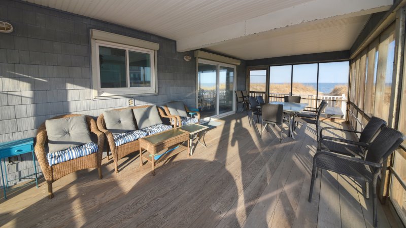 Crabby Pelican – Screened Porch