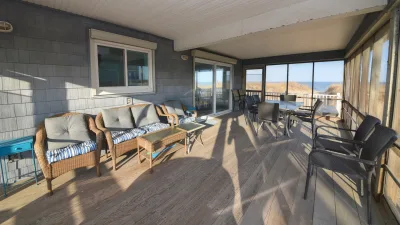 Crabby Pelican – Screened Porch