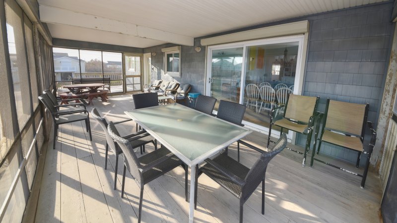 Crabby Pelican – Screened Porch