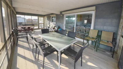 Crabby Pelican – Screened Porch