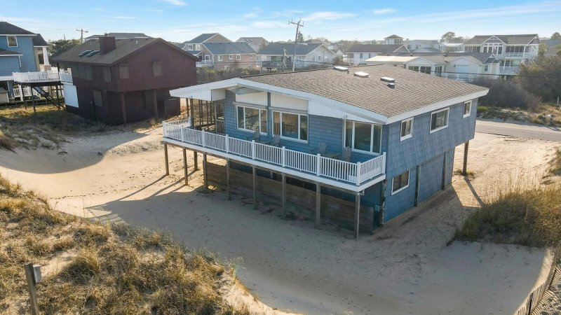 Crabby Pelican – Exterior