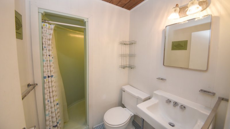 Crabby Pelican – Common Bath for BR1 and BR2