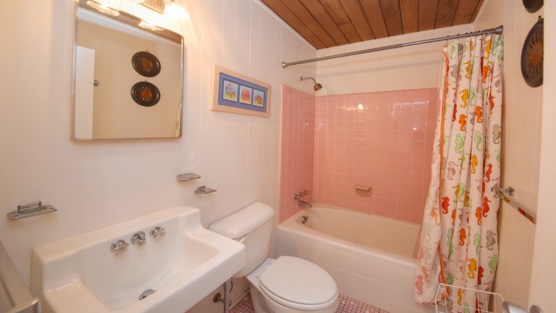Crabby Pelican – Common Bath for BR3 and BR4