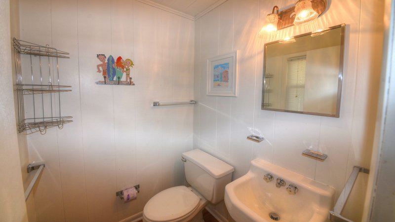 Crabby Pelican – Common Bath for 1st Floor