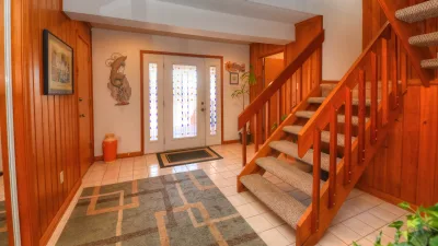 Rising Sun – Foyer