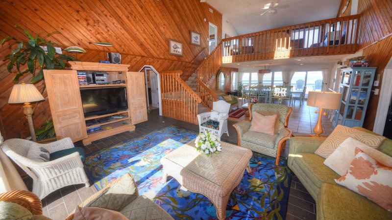 Queen O' Sea – Living Room