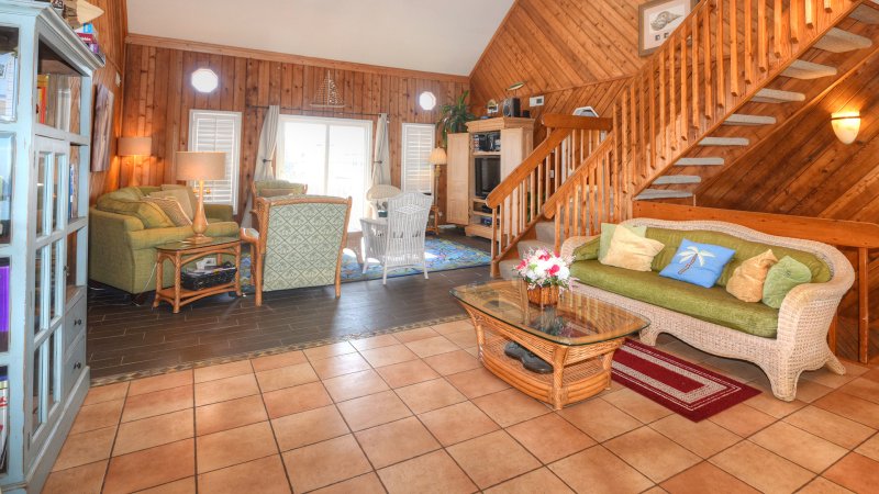 Queen O' Sea – Living Room