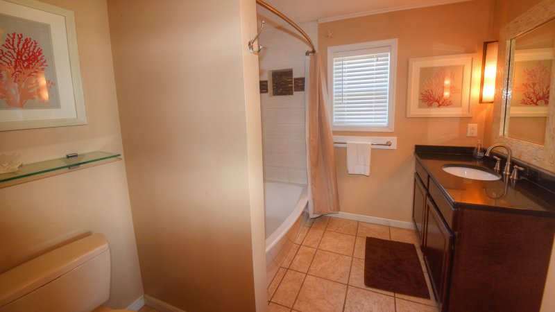 Queen O' Sea – Common Bath for 2nd Floor