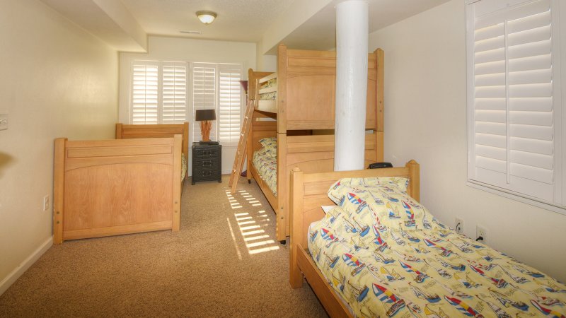 Queen O' Sea – Bedroom 9