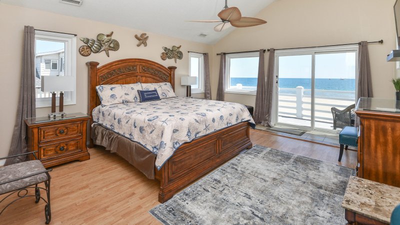 No Comparison Oceanfront – Bedroom 1