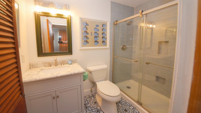 Double Vision – Private Bath for BR1