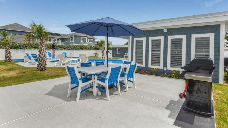 Moon Glow – Grill Area and Outdoor Dining