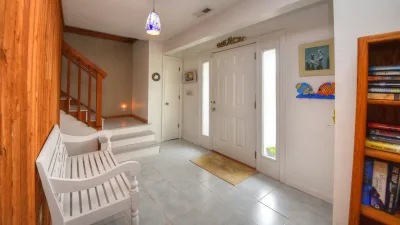 The Shining Isle – Foyer