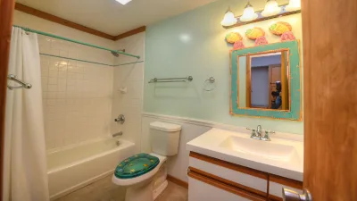 The Shining Isle – Common Bath for 1st Floor