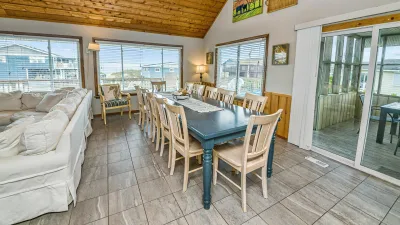 Double Dolphin – Dining