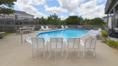 Double Dolphin – Pool