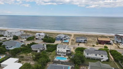 Double Dolphin – Exterior