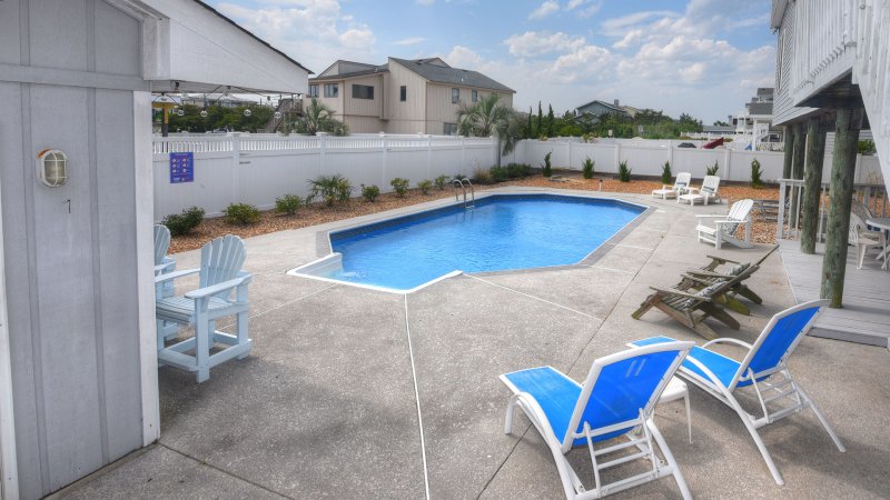 Sea Breezes – Pool