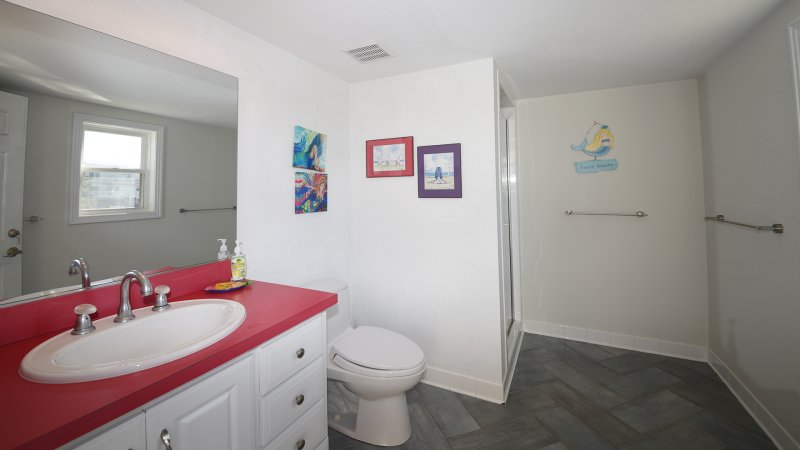 MerMajesty – Pool Bathroom