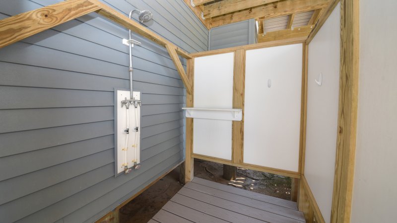 Quisenberry – Outdoor Shower