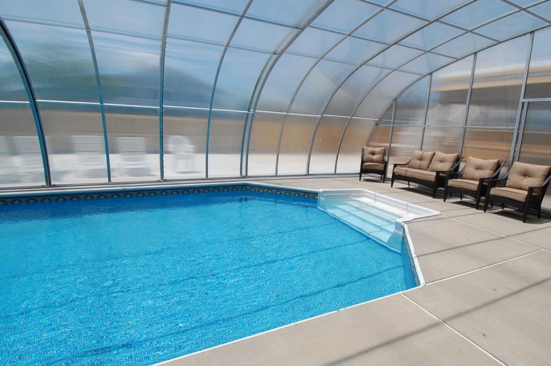 Majestic – Pool With Bubble Closed