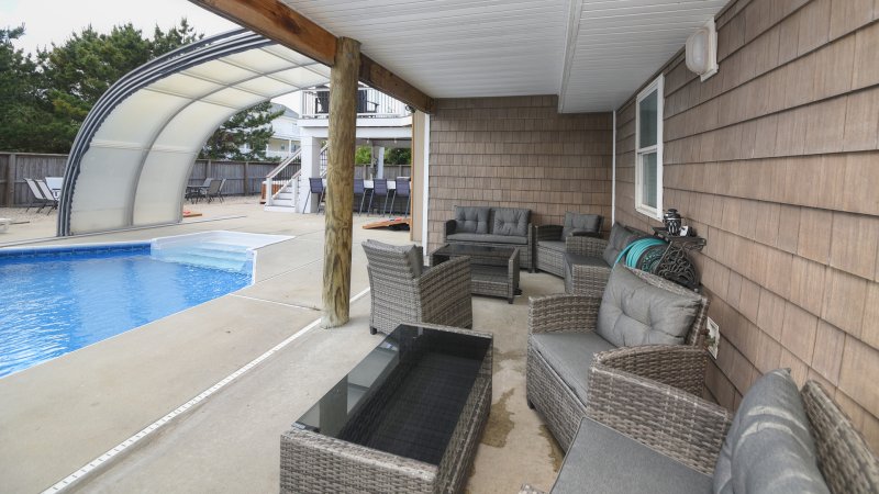 Majestic – Pool Sitting Area