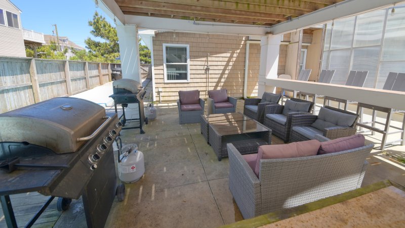 Majestic – Grill Area and Covered Seating Area