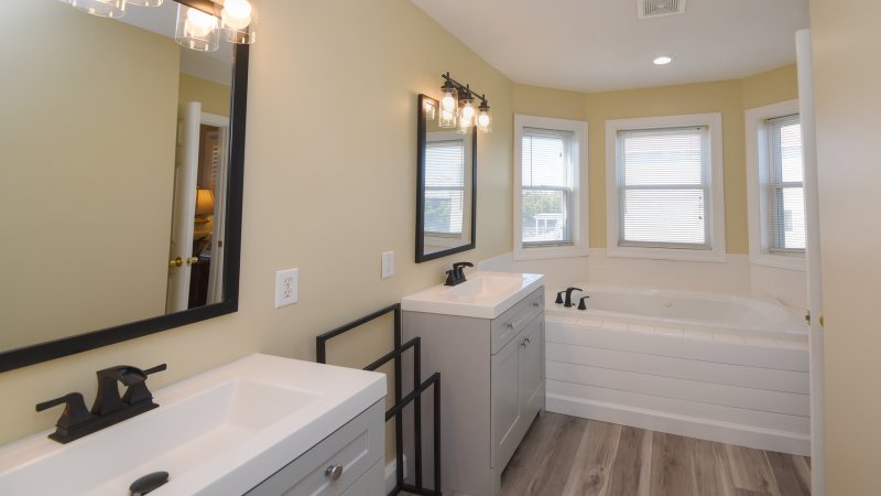 Majestic – Private Bath for BR4