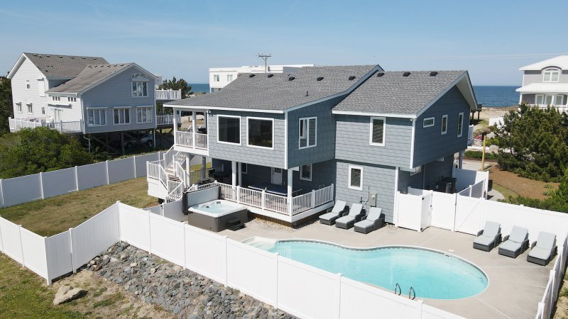 Dune Our Thing – Exterior