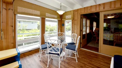 Gullible – Sun Room & Dining