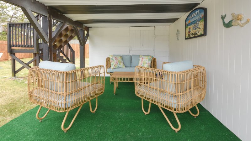 Due South – Poolside Sitting Area
