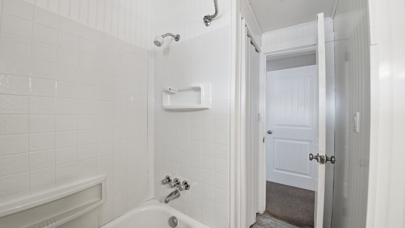 Bridge Bound – Common Bath for BR1 and BR2