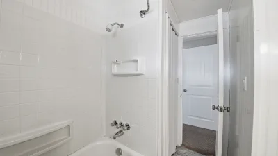 Bridge Bound – Common Bath for BR1 and BR2