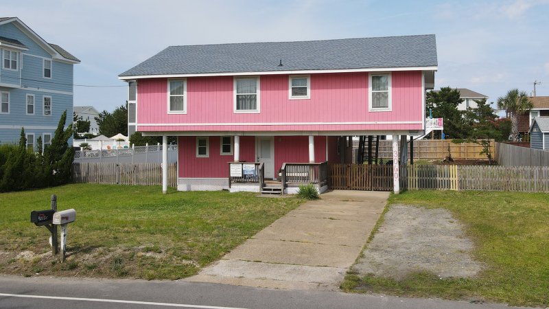 Sandy Paws – Exterior
