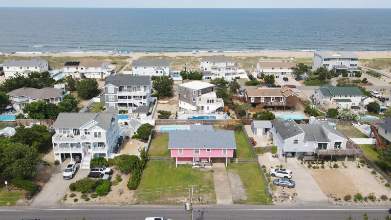 Sandy Paws – Exterior
