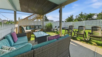 Lucky Shamrock – Outdoor Sitting Area