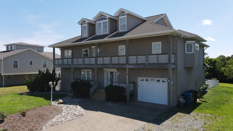 Happy Ours – Exterior