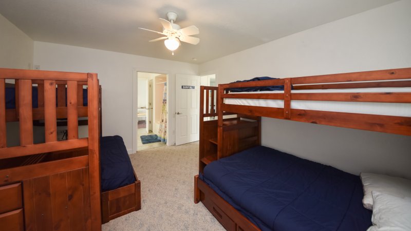 Happy Ours – Bedroom 6